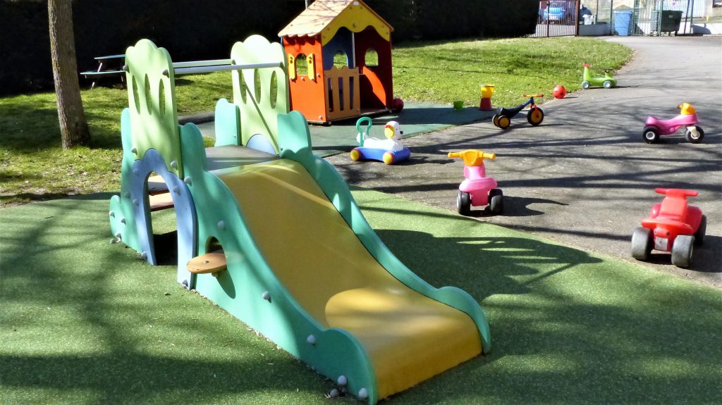 Dehors, la crèche